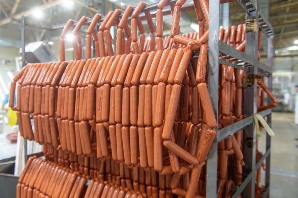 Сосиски и колбасу выдают роженицам в Новосибирске.