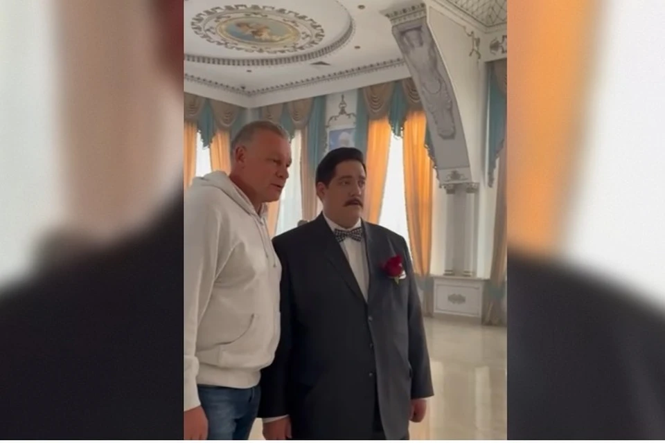 Сергей Жигунов и Роман Попов на съемках фильма «Три друга, клад и матрос Кошка». Фото: кадр видео Сергей Жигунов. Птицы, звери и другие родственники/Tg