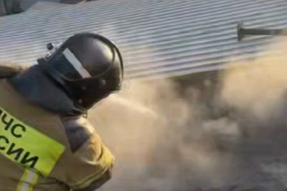 Пожарные локализовали огонь и не дали ему перекинуться на торговый зал с бакалеей. Фото: МЧС России по ДНР