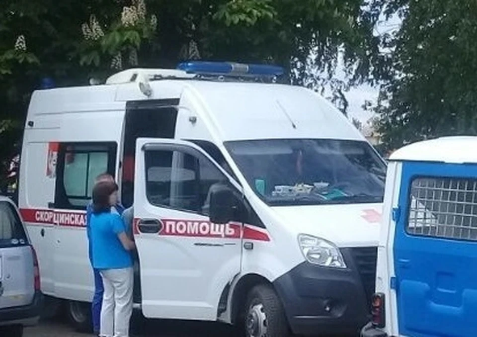 Пострадавшего в Шебекино мужчину в тяжелом состоянии на "скорой" везут в городскую больницу №2 Белгорода.