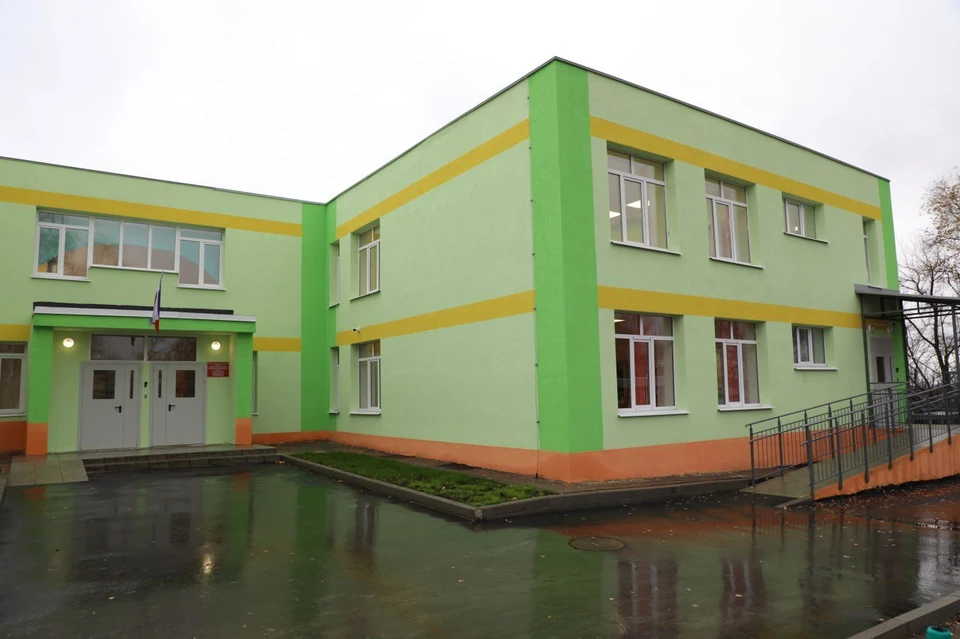 Детский сад в поселке Мирный выглядит как новый: отремонтировали крышу, фасад и помещения здания.