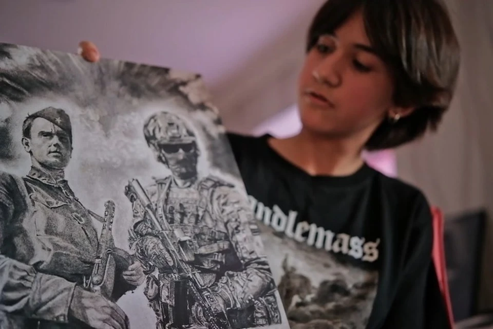 Таня из Ботиево рисует героев СВО. Фото: Народный фронт Запорожской области