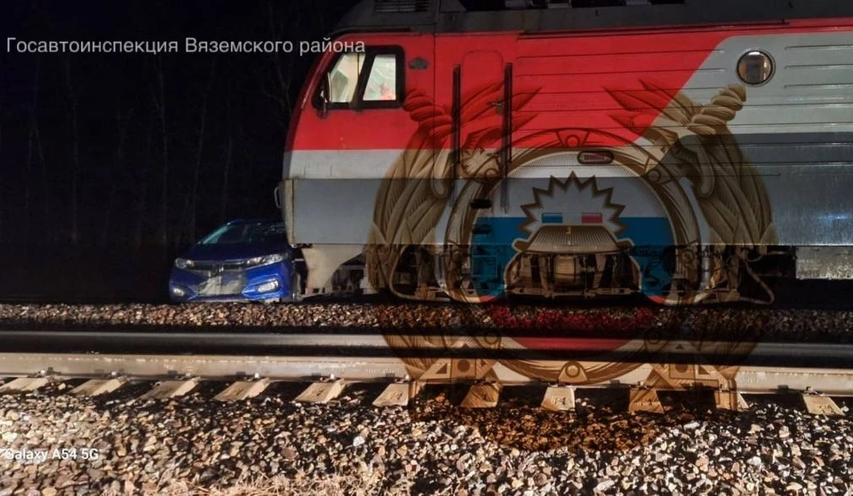 В Вяземском грузовой поезд столкнулся с заглохшим автомобилем на переезде Фото: ГАИ Вяземского района