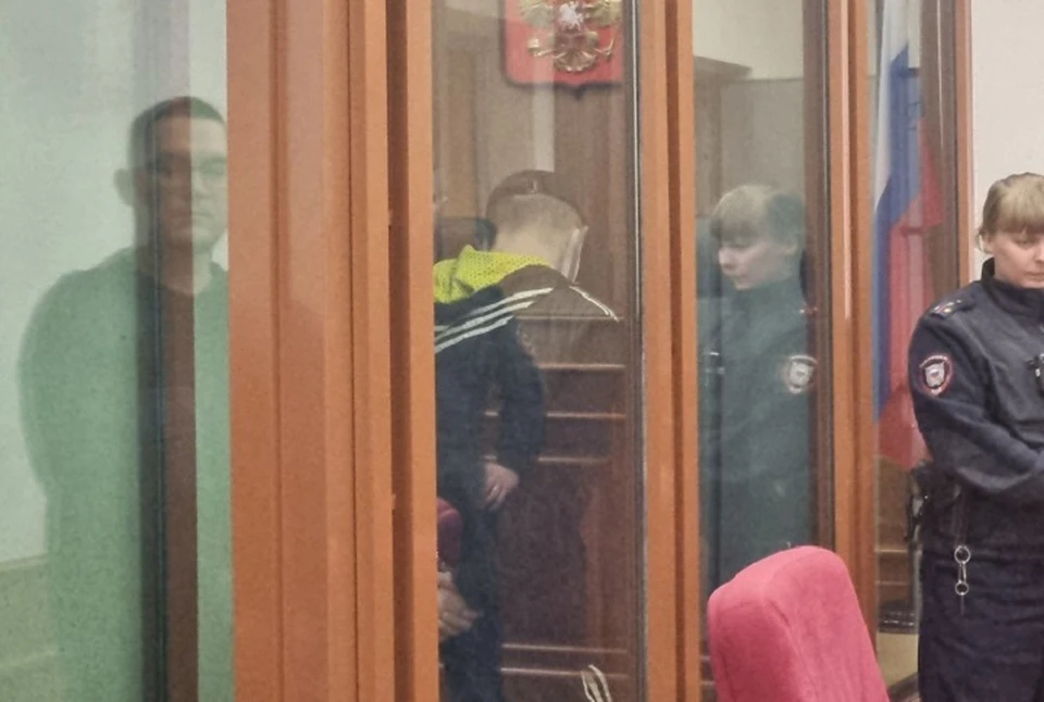 Владимир Александров старательно прятал лицо от камер