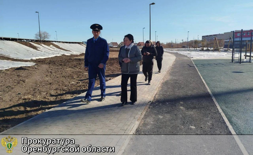 Специалисты подготовили защитный слой для монтажа детской игровой площадки