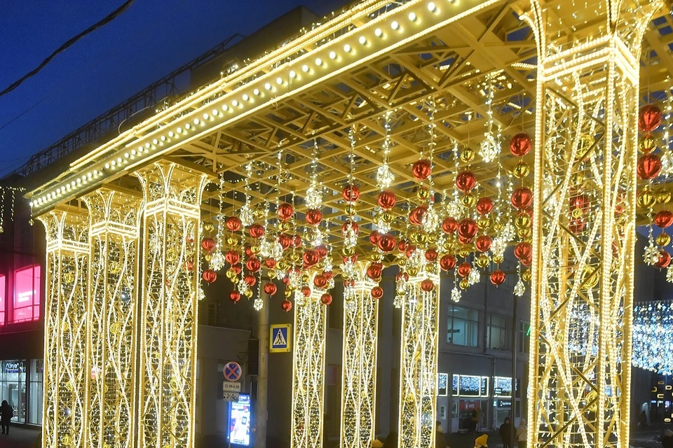 Подрядчик должен будет установить световое оформление.