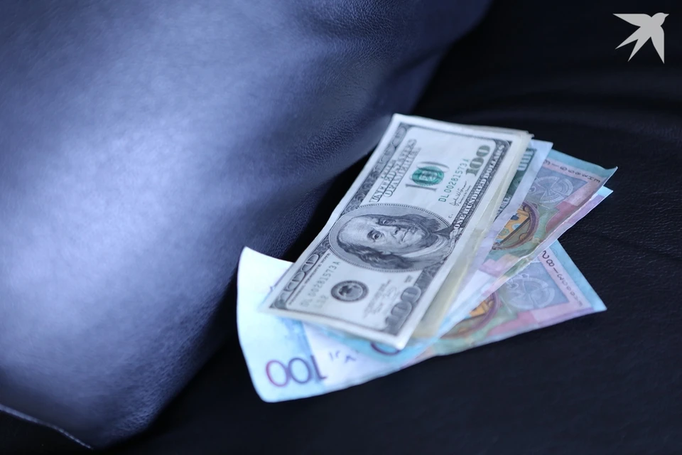Курс доллара подрос перед выходными.