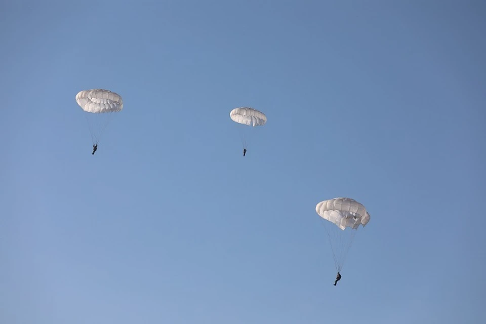 Спецназовцы ВВО совершили десантирование с оружием и снаряжением в Хабаровске Фото: пресс-служба Восточного военного округа