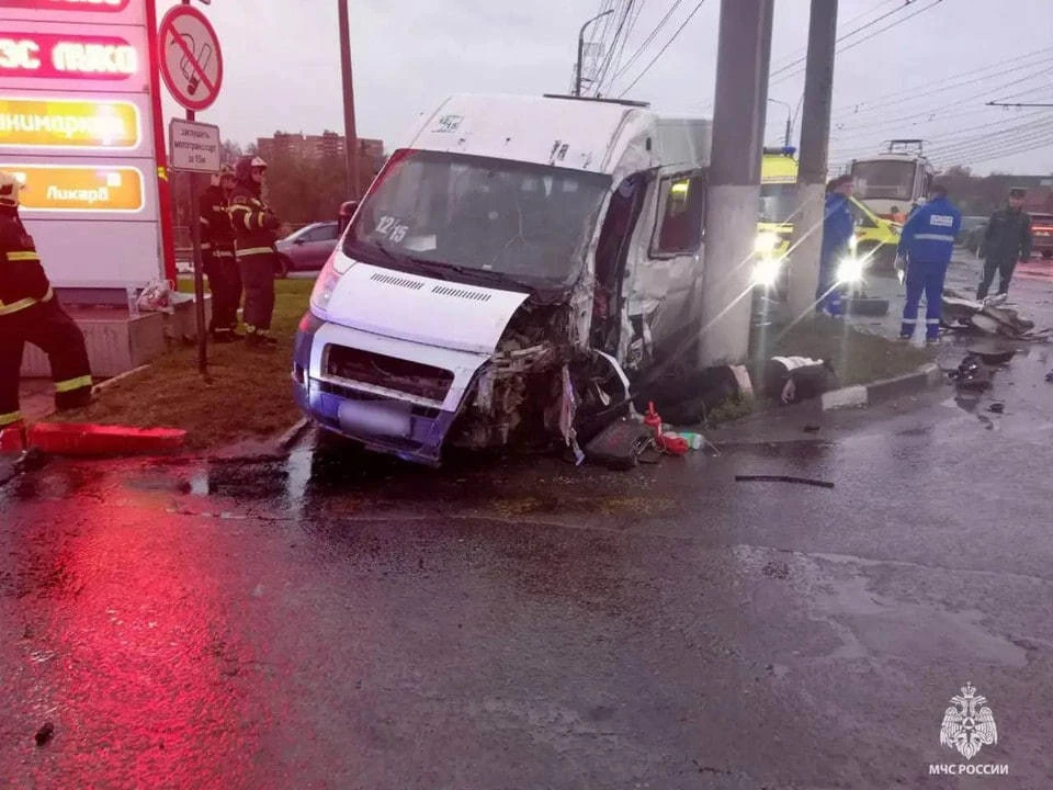 СК рассказал о расследовании смертельного ДТП с трамваем и маршрутками в Туле. Фото: Telegram-канал МЧС по Тульской области