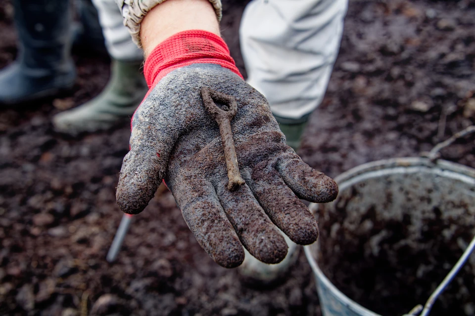 Фрагменты посуды, различные изделия и медные монеты нашли во время раскопок. Фото: сайт правительства Ростовской области