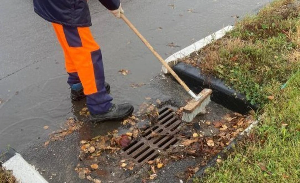 В Туле активно прочищают уличную ливневую канализацию.