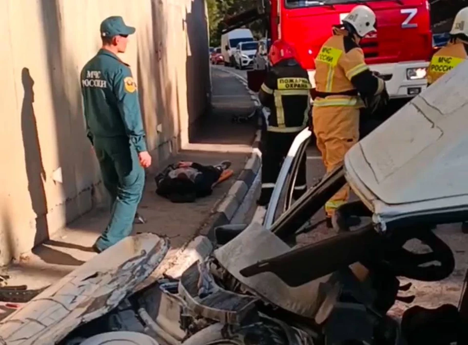 Прибывшие на место аварии коллеги деблокировали водителя из авто. Фото: кадр из видео МЧС Крыма/Tg