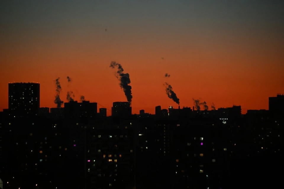 Жителей призывают уйти с улиц и укрыться в безопасных местах.