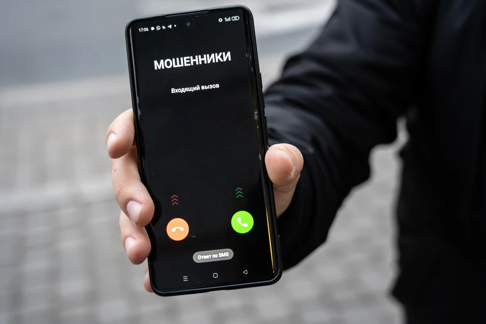 Во всех трех случаях люди переводили деньги на неизвестные счета