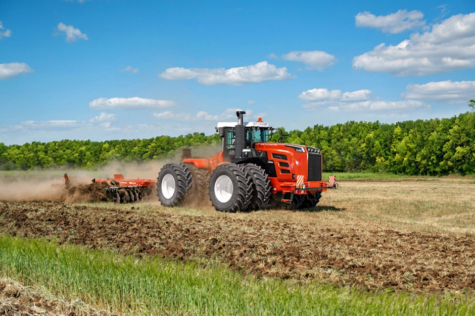 Механизаторы высоко оценивают эффективность и удобство новых тракторов Ростсельмаш 2400. Фото: Акрос РБ