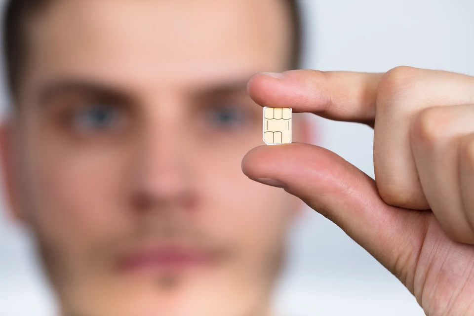 У россиян было время до 1 ноября, чтобы избавиться от "лишних" сим-карт, их полагается не больше 20 на одного человека. Фото: Andrey_Popov/Shutterstock/Fotodom