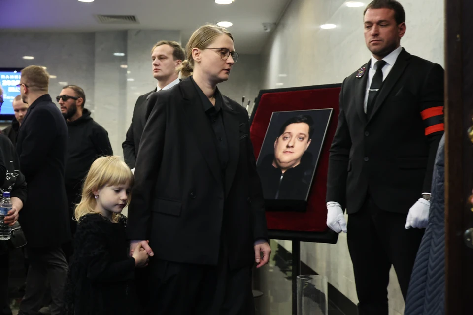 Шестилетняя дочь актера Романа Попова трогательно попрощалась с отцом