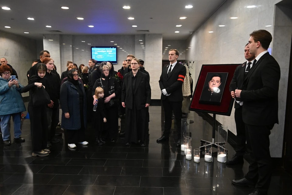 Семья и друзья простились с актером Романом Поповым