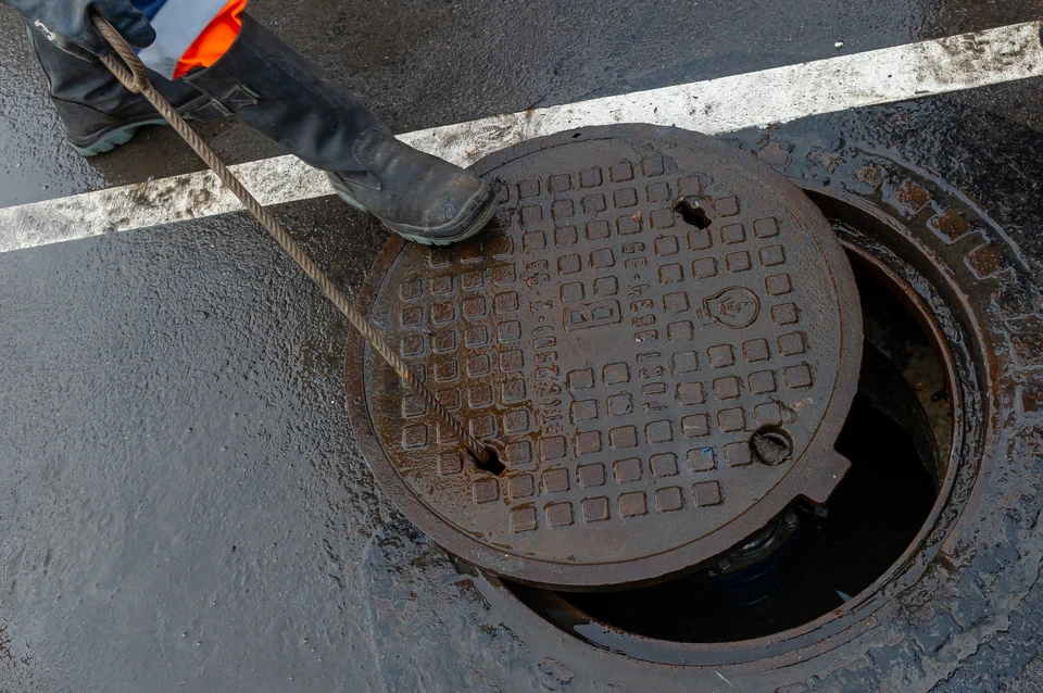 Трубу прорвало в Кировском районе.