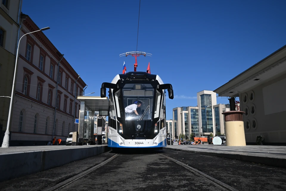 В Новосибирск привезли новый трамвай из Беларуси