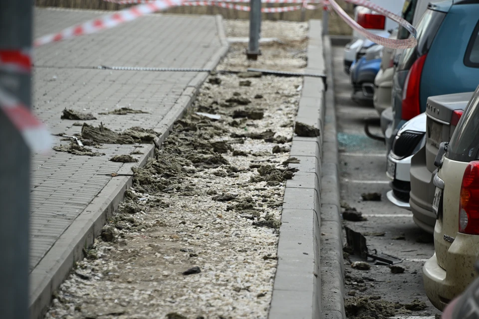 Обломки повредили здание жд-вокзала.