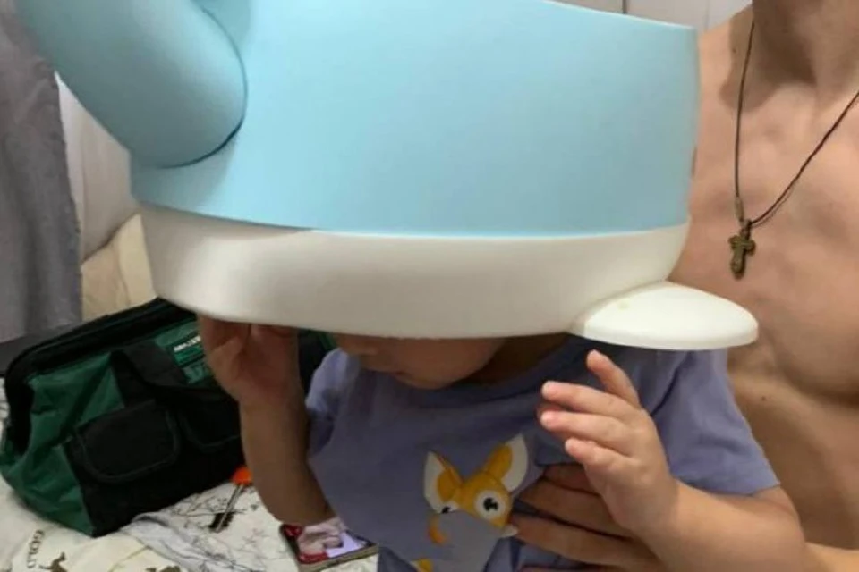 Спасатели освободили ребенка, застрявшего в пластиковом горшке. Фото: МАСС Новосибирск.