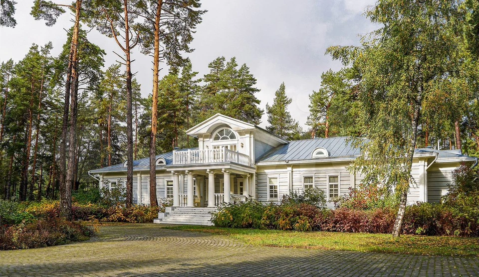 Усадьбу на Пре в Рязанской области выставили на продажу за 290 млн рублей.