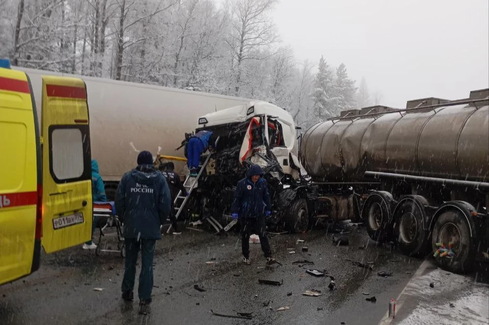 Два человека доставлены в больницу. Фото: УПРДОР "Южный Урал"