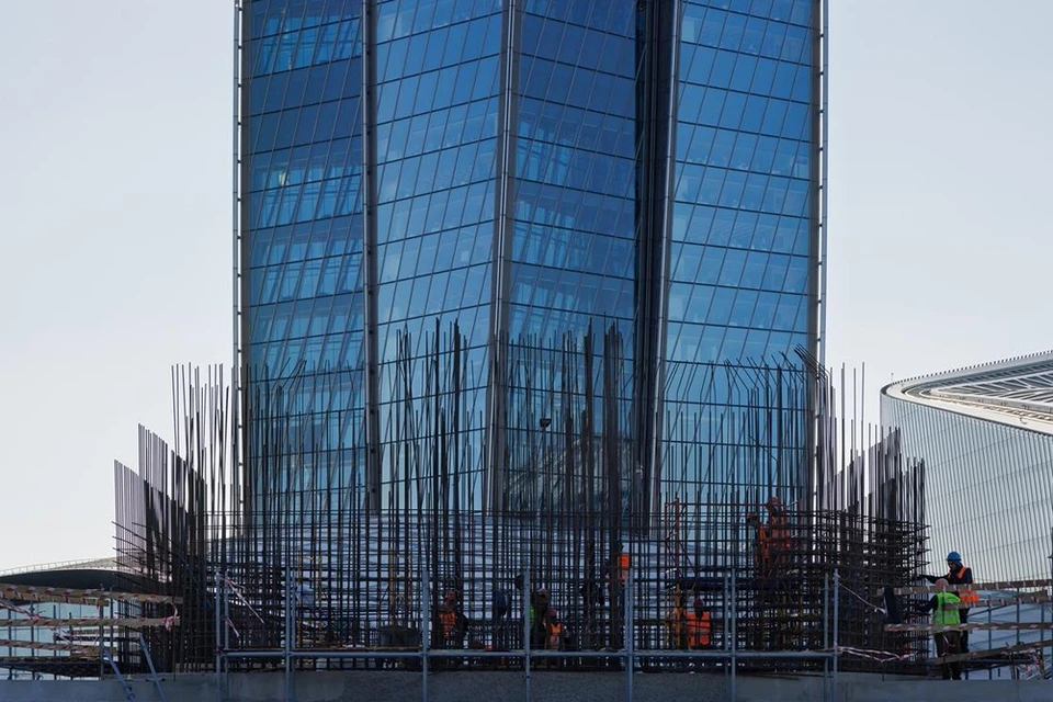 Первые фото памятника. Фото: t.me/lakhtacenter