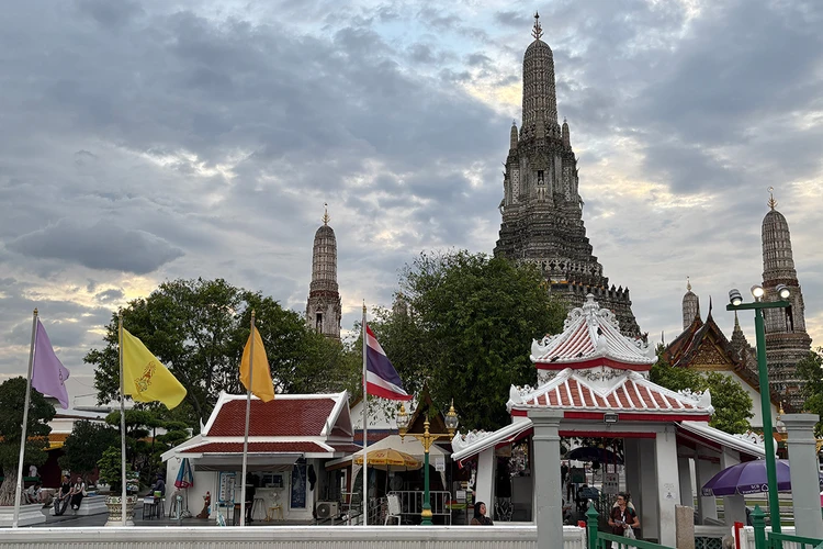 Святое утро, взрывной вечер: как Таиланд переживает собственную демократию