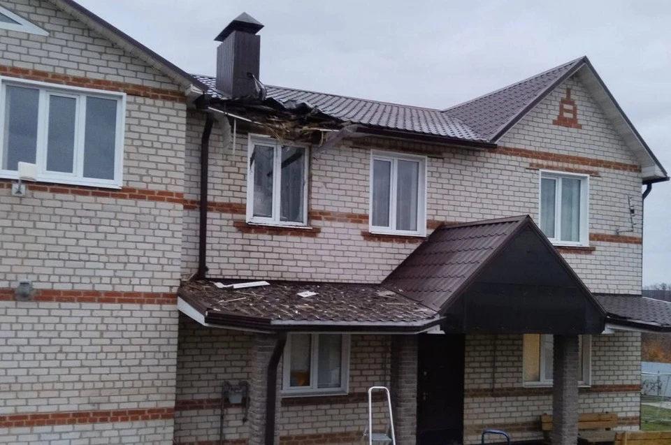 В нескольких домах повреждены кровли