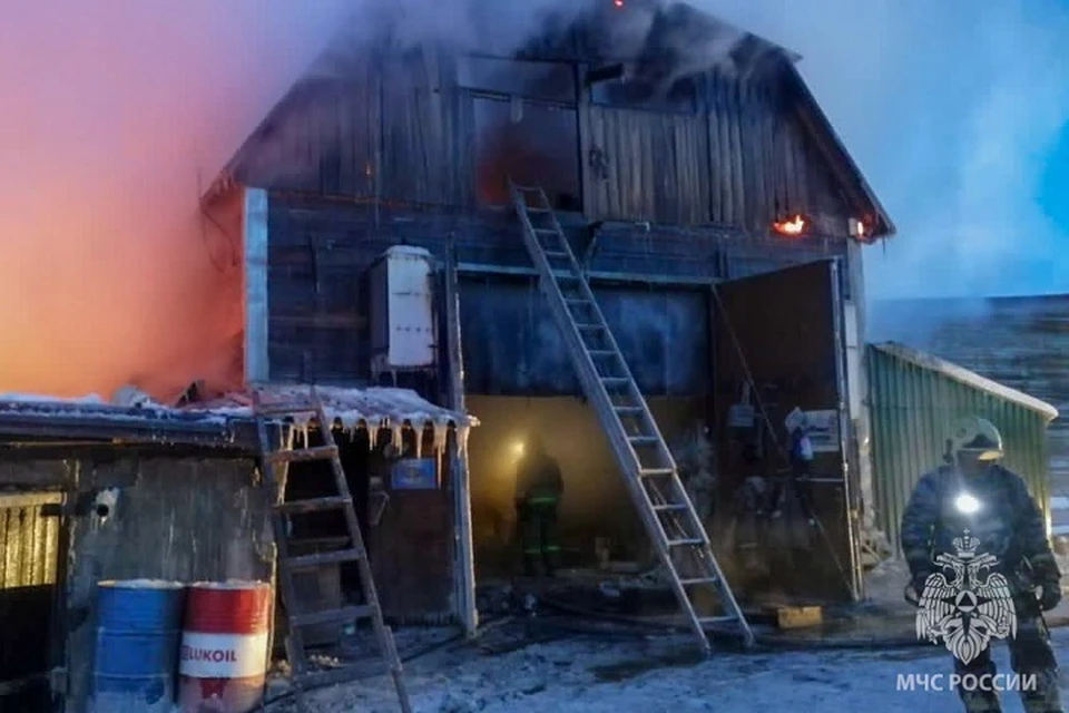 Гараж и 18 машин удалось спасти от огня в Якутске. Фото: МЧС Якутии