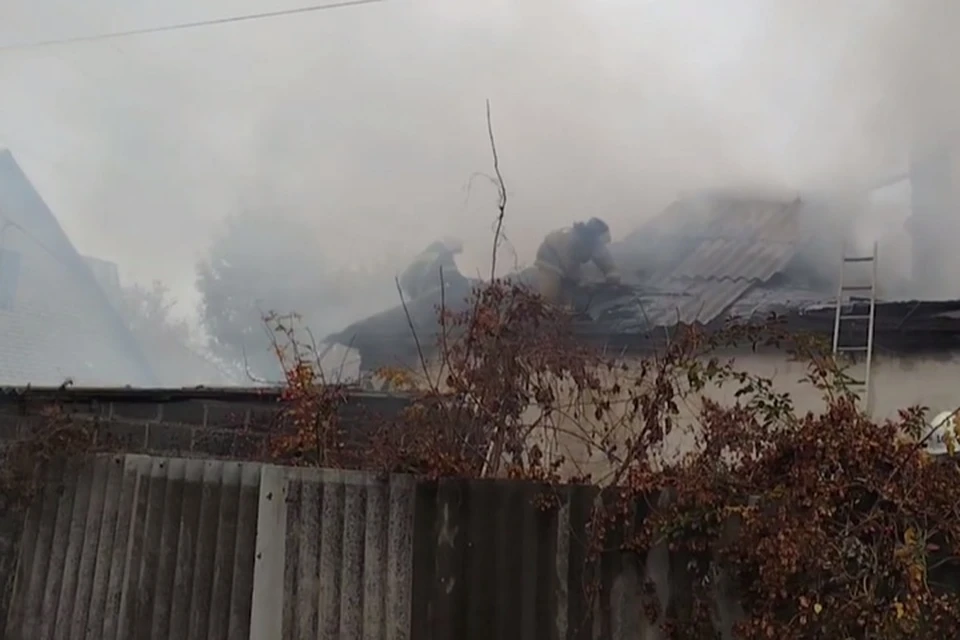 Благодаря слаженным действиям огнеборцев удалось предотвратить перекидывание огня на расположенные рядом постройки. ФОТО: МЧС России