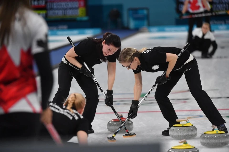 В соревнованиях участвуют 12 команд.