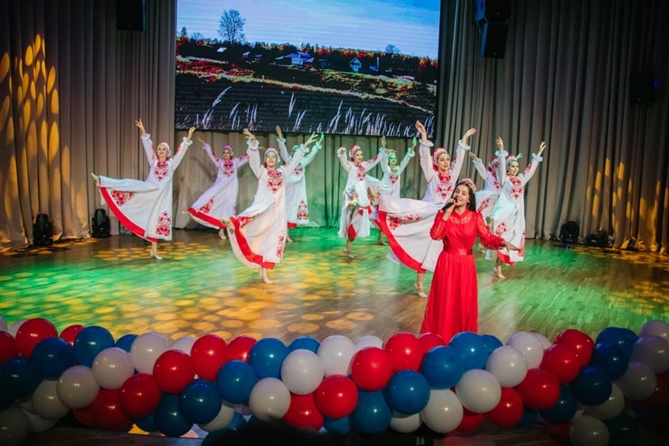 В Мариуполе провели праздничный концерт ко Дню народного единства. Фото: ТГ/Кольцов