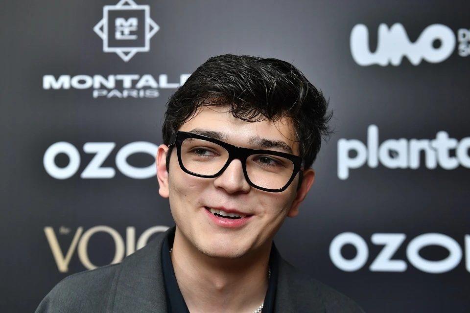 Триколор по душе: Akmal’ тепло принял пакет в цветах российского флага на концерте в Донецке