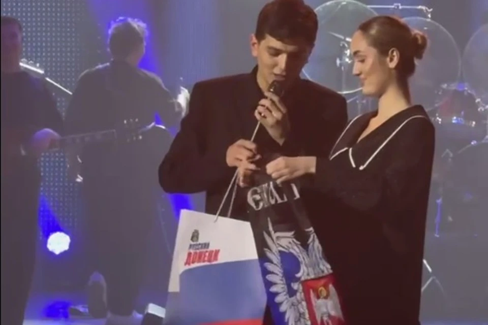 Певец Akmal' принял подарок от фанатки в цветах триколора в Донецке. Фото: Концертное агентство «РС»