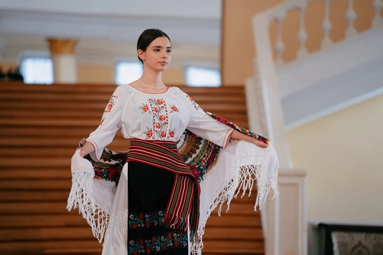 Госуниверситет в Сочи провел концерт-выставку ко Дню народного единства в Зимнем театре