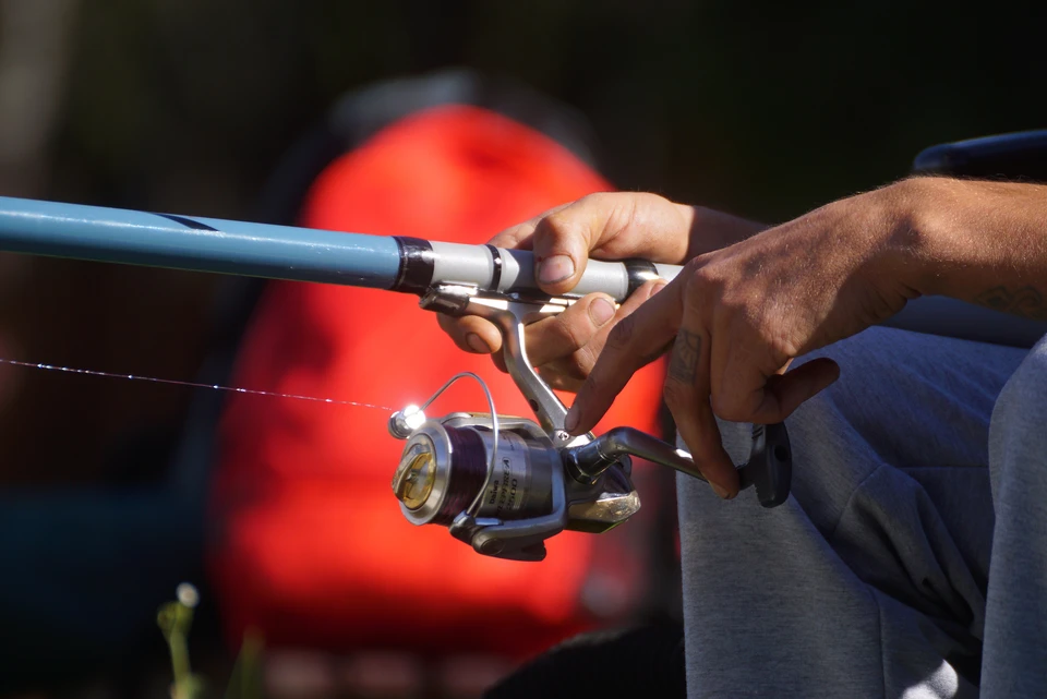 Рыбак выпал из лодки, когда встал на ее край.