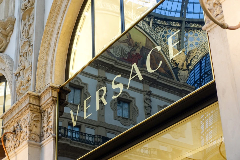 Модный дом Versace может спать спокойно - в Италии раскрыли банду, которая на протяжении пяти лет воровала одежду с их склада