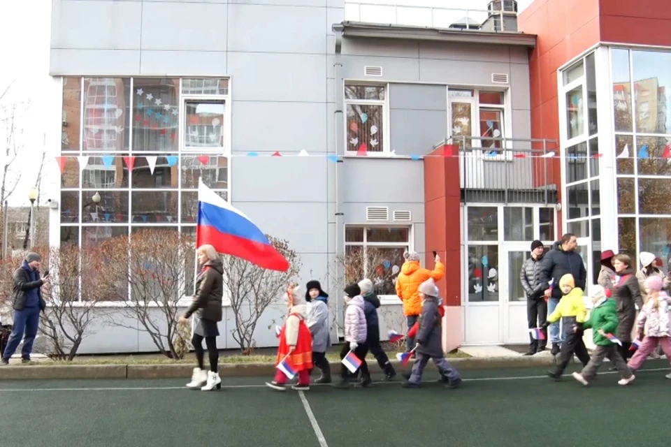 В Иркутске в детсаду №176 торжественно подняли российский триколор.