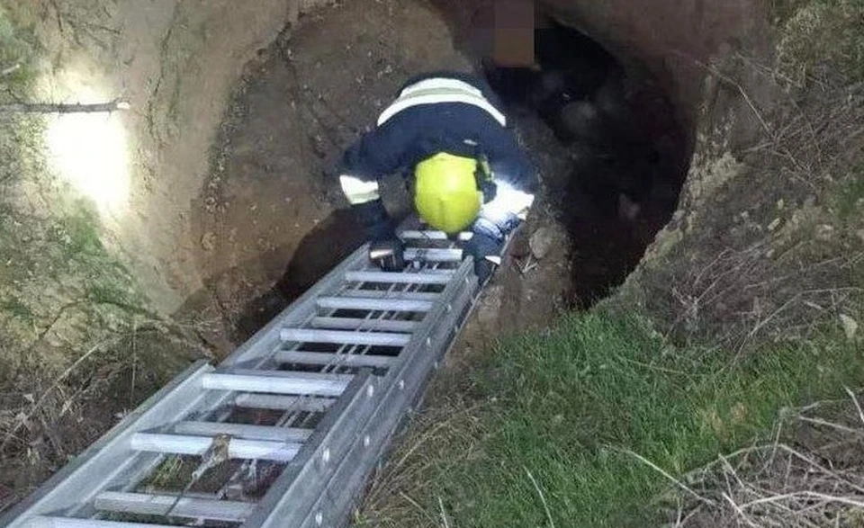 Доставать пострадавшего пришлось спасателям. Фото: ГИЧС