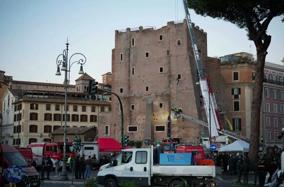 Экстренные службы на месте частичного обрушения средневековой башни Конти неподалеку от Колизея в Риме. Фото:AP Photo / Andrew Medichini