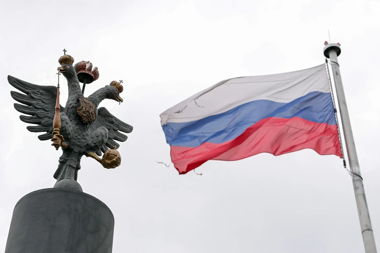 Гербом России чуть не стал Единорог вместо Орла. А триколор мог быть черно-желто-белым