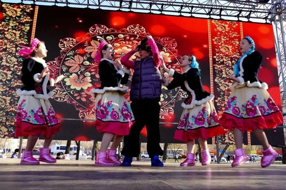 Для жителей города организовали масштабный концерт с участием творческих коллективов и фестиваль русской кухни.