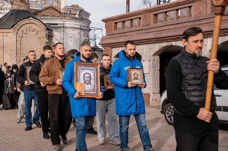 Монастырь сильно пострадал во время боевых действий, однако там продолжают совершать богослужения. Фото: МГЕР ДНР