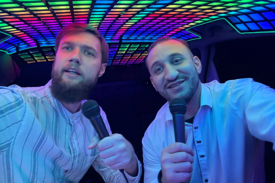 Вместе с корреспондентом «КП» (на фото - слева) водитель согласился исполнить нетленку Боярского.