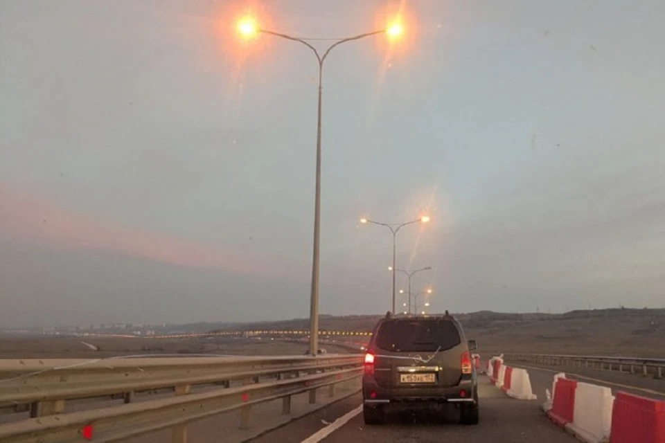 По Крымскому мосту нельзя ехать ни на грузовом транспорте, ни на электрическом.