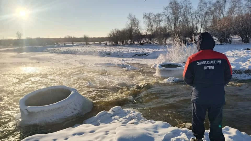 В Якутии произошел прорыв дамбы «Кладбищенская». Фото: Официальный канал Службы спасения Республики Саха (Якутия)