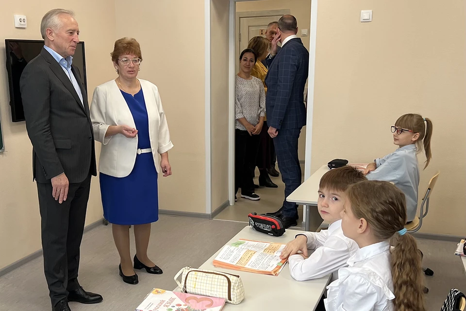 Директор Калтайской школы Надежда Берёзкина провела для губернатора экскурсию по обновленному зданию. Фото: tomsk.gov.ru